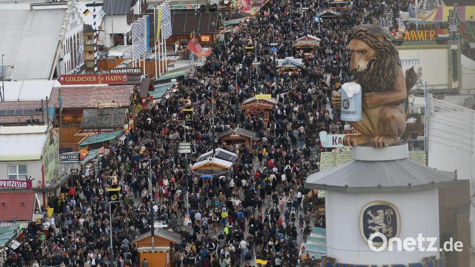 2025 musste das Wiesn-Gelände zeitweise wegen Überfüllung geschlossen werden. Archivbild: Felix Hörhager/dpa