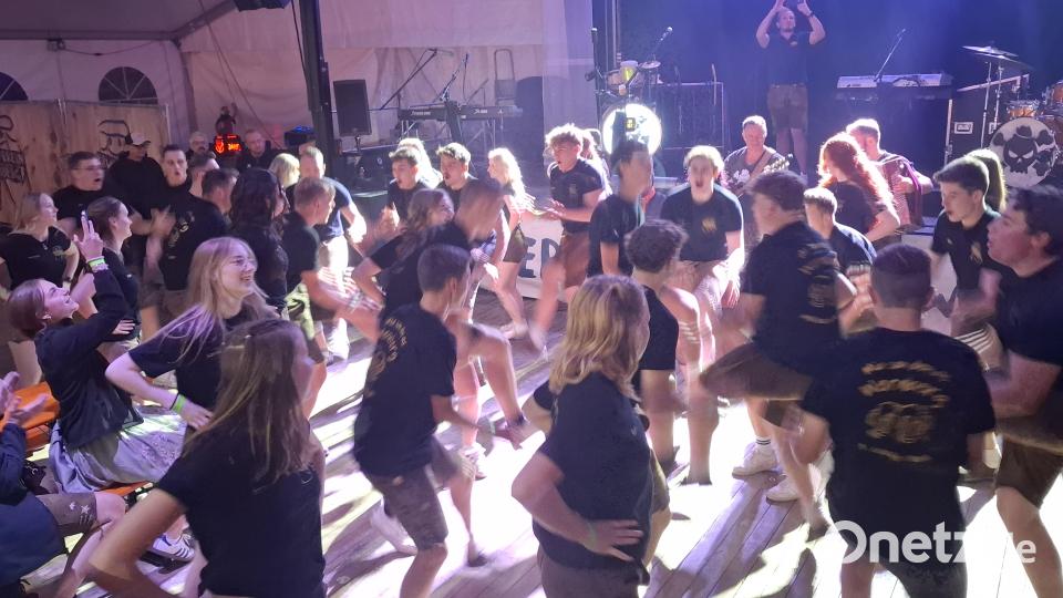 Vor der Bühne wird fröhlich getanzt. Bild: Gabriela Amann