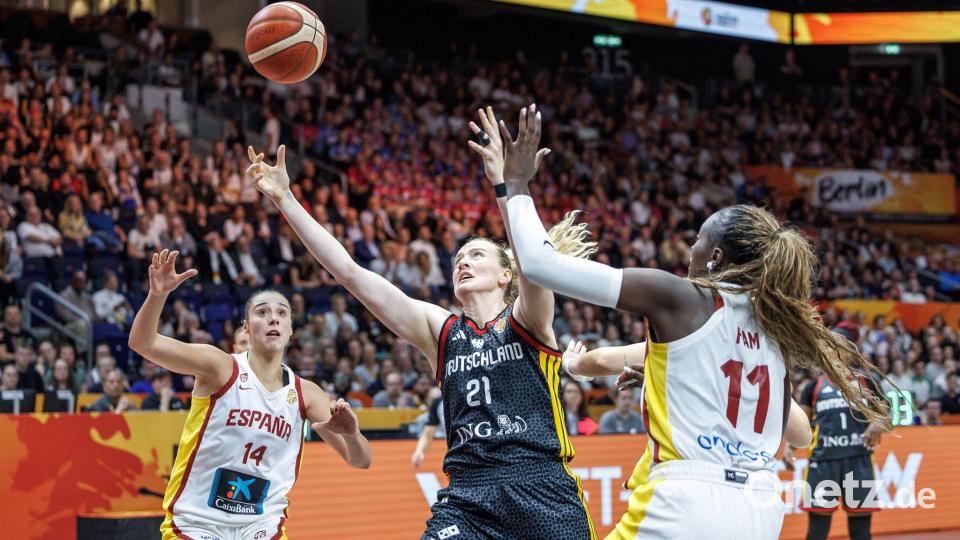 Unter den Körben machte Awa Fam dem deutschen Team Probleme. Bild: Andreas Gora/dpa