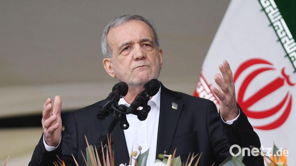 Irans Präsident Massud Peseschkian zufolge sollen der Iran und der Oman am Montag ein Abkommen über neue Schiffsrouten in der Meerenge unterzeichnen. (Archivbild) Bild: Shadati/XinHua/dpa