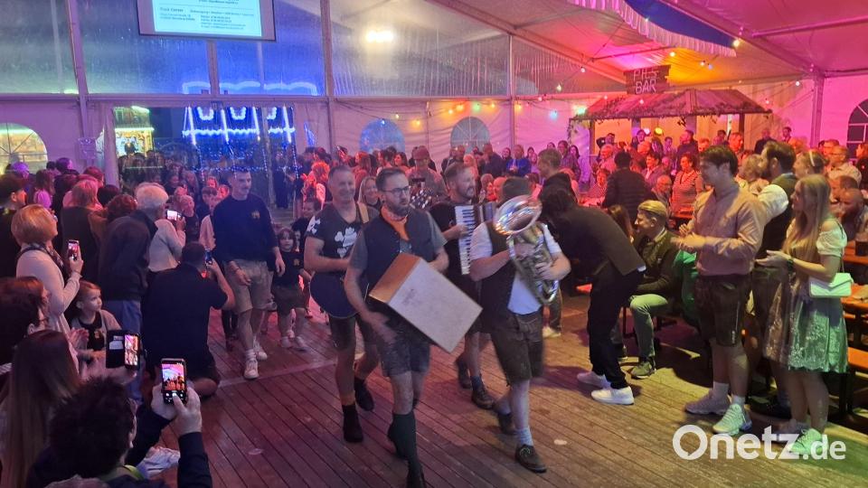 Die Musikanten führen den Einzug ins Festzelt an. Bild: Gabriela Amann