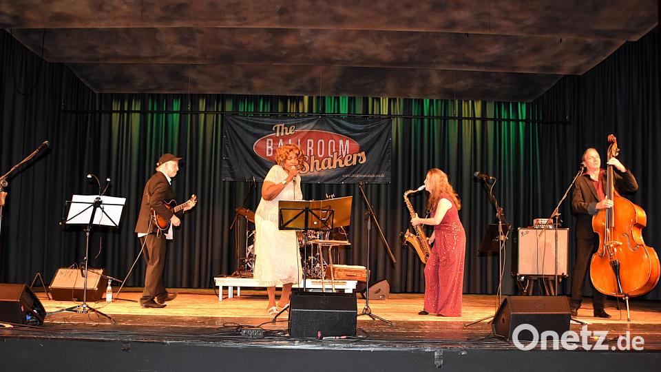The Ballroomshakers verstanden es bestens, die Herbstsaison der Tirschenreuther Kulturszene einzuläuten. Bild: Ulla Britta Baumer