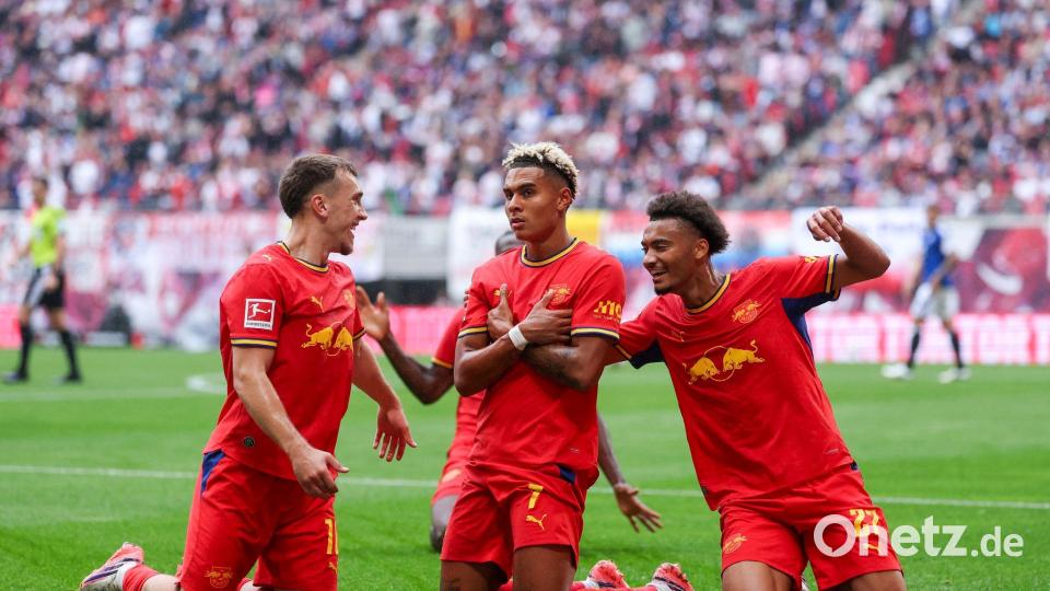 Antonio Nusa (M) feiert sein Tor zum 2:0. Bild: Jan Woitas/dpa