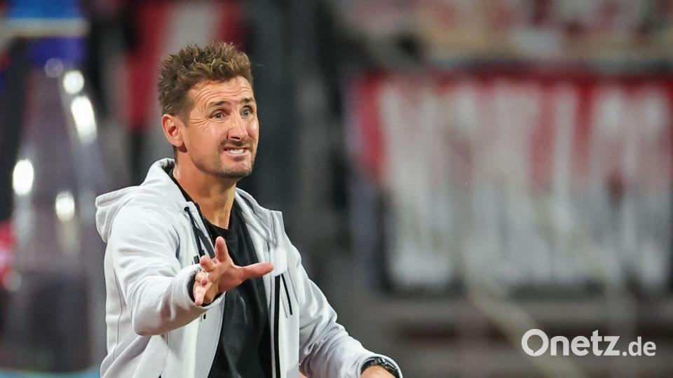 Energisch zur Pause - und danach richtig zufrieden mit der Reaktion seiner Mannschaft: Miroslav Klose. Bild: Daniel Karmann/dpa