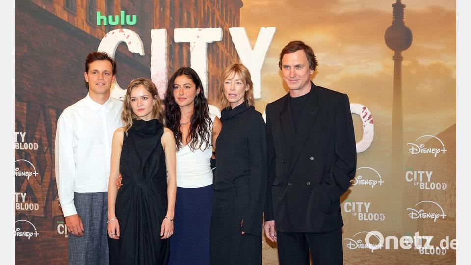Der Cast der neuen Serie (links nach rechts): Franz Hartwig, Jenny Schily, Lea Drinda, Soma Pysall und Lars Eidinger. (Archivbild) Bild: Soeren Stache/dpa