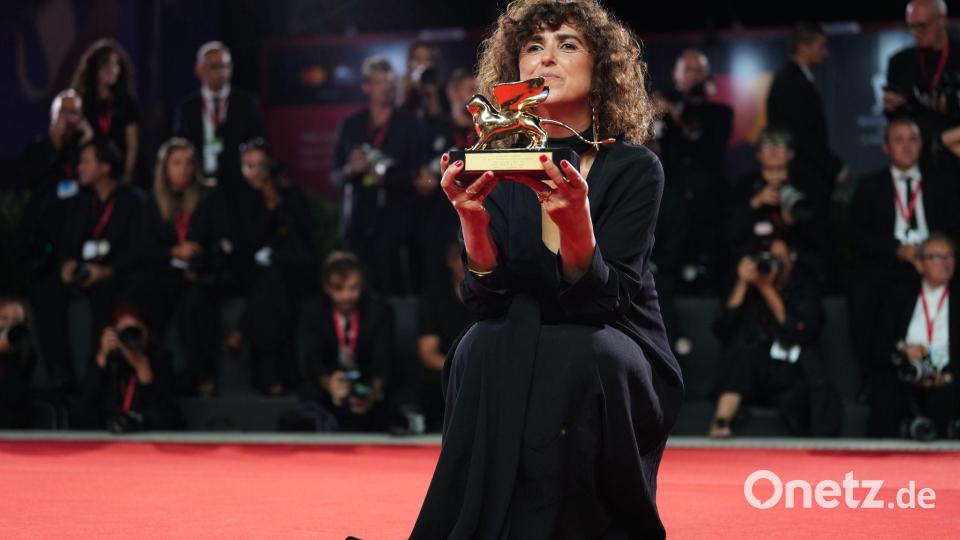 Sie ist die achte Frau, die den Goldenen Löwen in der Geschichte der Filmfestspiele gewinnt: May el-Toukhy. Bild: Scott A Garfitt/Invision/AP/dpa