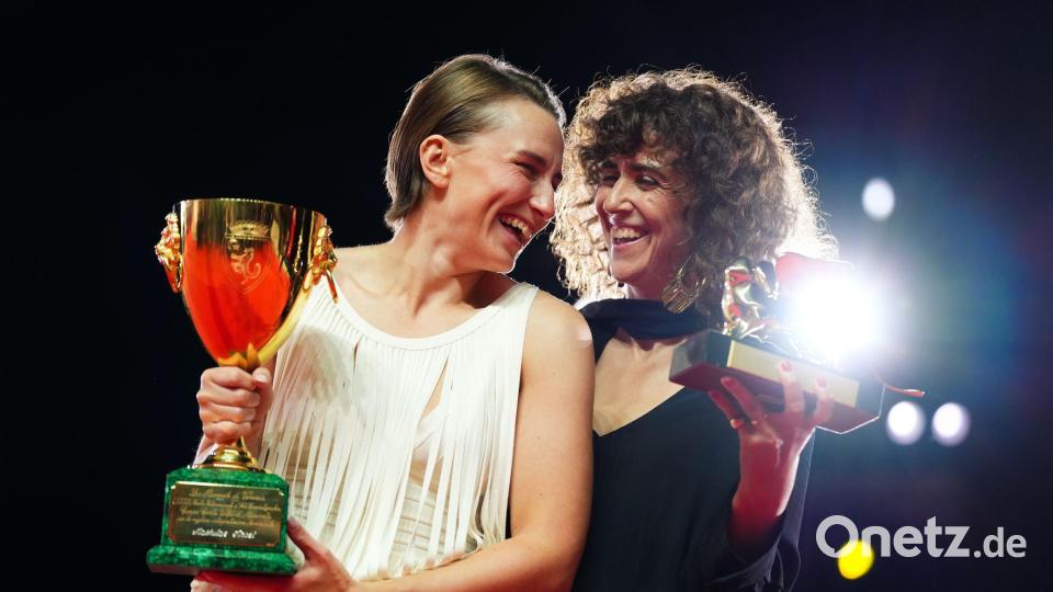 Mathilde Arcel (l), Gewinnerin der Coppa Volpi als beste Darstellerin für den Film „Woman Unknown“, sowie Regisseurin May el-Toukhy, Gewinnerin des Goldenen Löwen für den besten Film für „Woman Unknown“, posieren beim Fototermin im Rahmen der Abschlusszeremonie der 83. Ausgabe der Filmfestspiele von Venedig für die Fotografen. Bild: Scott A Garfitt/Invision/AP/dpa