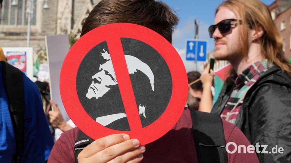Tausende Menschen demonstrierten gegen Donald Trump während dessen Irland-Besuchs. Bild: Kin Cheung/AP/dpa
