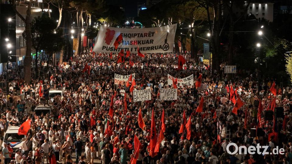Demonstranten nehmen in Tirana an einer Demonstration gegen Pläne zum Bau eines Luxusresorts in einem geschützten Küstengebiet teil. Bild: Hameraldi Agolli/AP/dpa