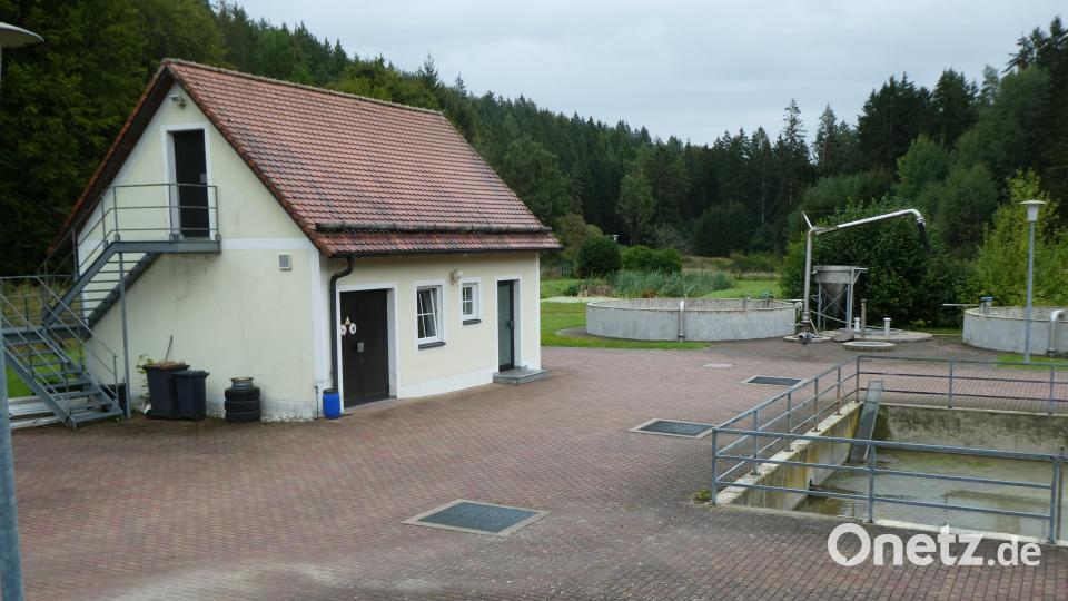 Auf das Gebäude der Kläranlage bei Aicha würde eine 45-kWp-Photovoltaikanlage passen, die rund 40 Prozent des benötigten Stroms erzeugen könnte. Bild: Joachim Gebhardt