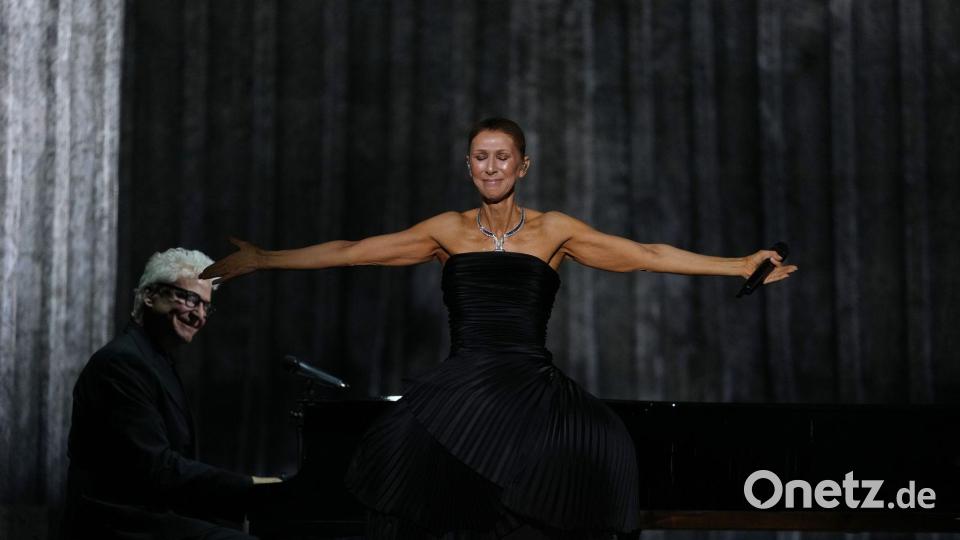 Dion ist beim Konzert sichtbar bewegt. Bild: Aurelien Morissard/AP/dpa