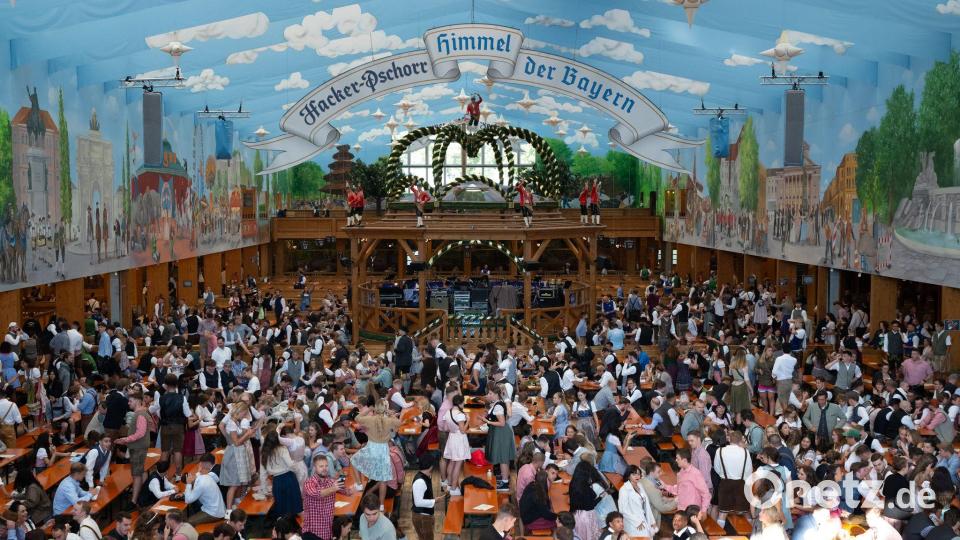 Die reservierbaren Plätze in den Bierzelten sind ausgebucht. (Archivbild) Bild: Sven Hoppe/dpa