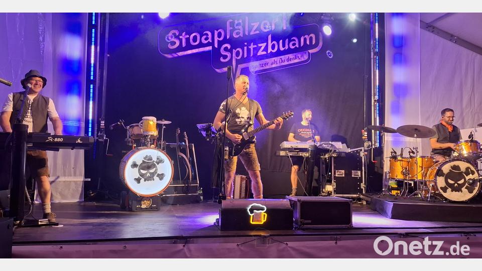 Die "Stoapfälzer Spitzbuam" werden wieder einmal ihrem Ruf als Spitzen-Kirwa-Band gerecht. Bild: Gabriela Amann
