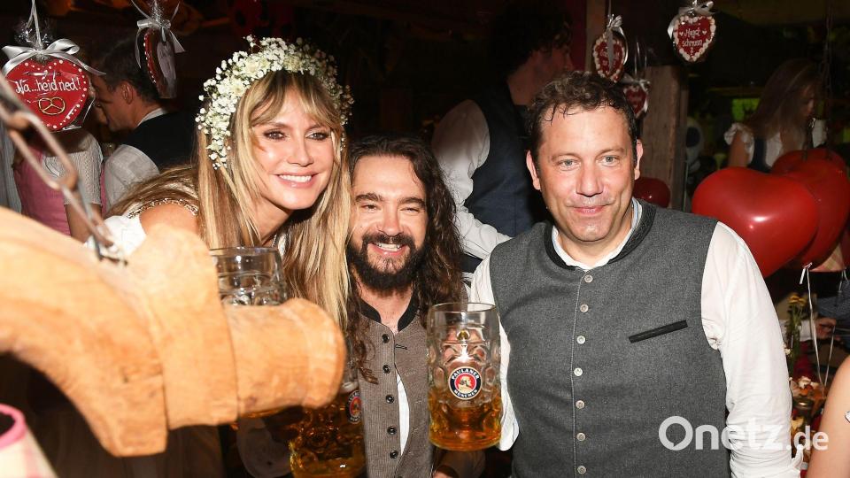 Regelmäßig feiern auf der Wiesn auch viele Prominente - im vergangenen Jahr zum Beispiel Heidi Klum, Tom Kaulitz und Lars Klingbeil (r). Bild: Felix Hörhager/dpa