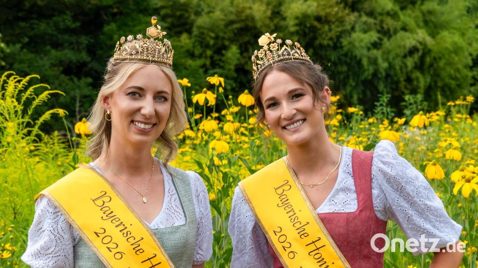 Royales Dreamteam: Ramona Spitzner aus Weiden (links) ist die neue Bayerische Honigkönigin 2026-2028, Marina Harsch wurde zur Bayerischen Honigprinzessin 2026-2028 gekürt. Bild: LVBI/VBB