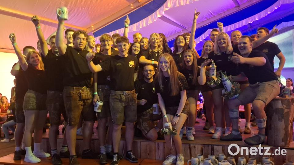 Die Kirwapaare jubeln und reißen mit ihrer guten Stimmung die Festzeltbesucher mit. Bild: Gabriela Amann