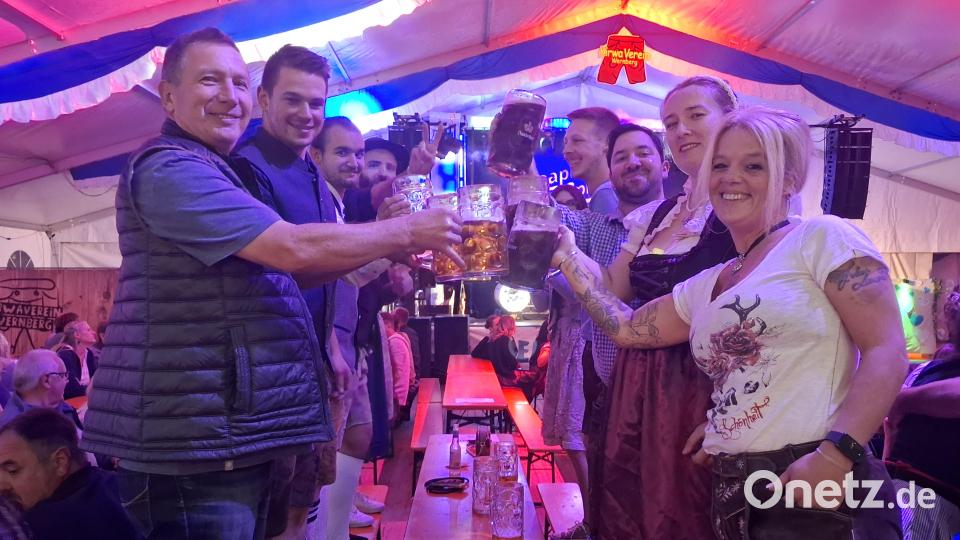 Zum Wohl! Die 23. Wernberger Kirwa macht den Besuchern viel Spaß. Bild: Gabriela Amann