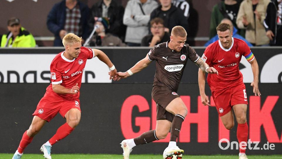 Hatten gegen den FC St. Pauli viel zu tun: Wolfsburgs Hauke Wahl (r) und Kilian Fischer. (l) Bild: Daniel Bockwoldt/dpa