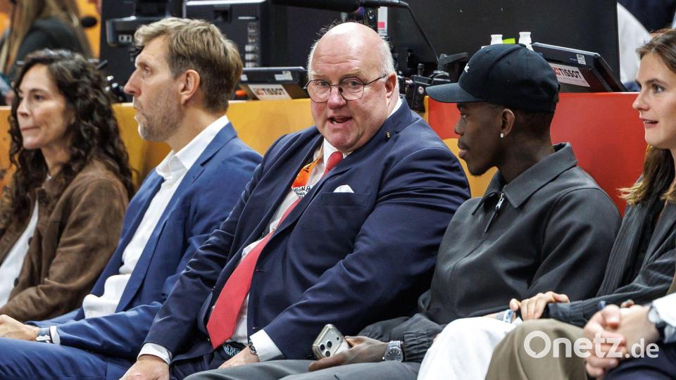 Nowitzki, Verbandsboss Weiss und Schröder sehen das Bronze-Spiel. Bild: Andreas Gora/dpa