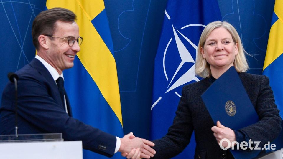 Wer gewinnt das Rennen um die Macht in Schweden - Regierungschef Ulf Kristersson (links) oder Herausforderin Magdalena Andersson (rechts)? (Archivbild) Bild: Lars Schröder/TT/TT News Agency/AP/dpa