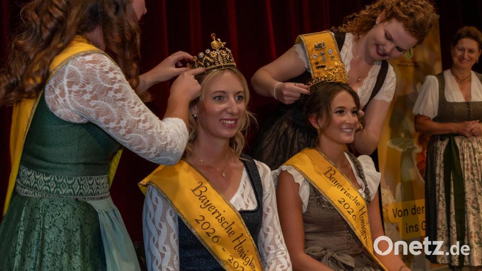 Elena Eberl (l.) krönt ihre Nachfolgerin Ramona Spitzner aus Weiden (Mitte). Die künftige Honigprinzessin Marina Harsch (rechts) wird von ihrer Vorgängerin Anja Bürzer gekrönt. Bild: LVBI/VBB