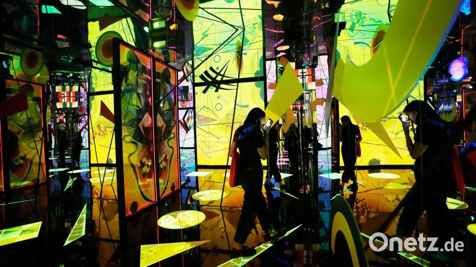 Kandinsky-Retrospektive in Rom: Journalist filmt Videoinstallation Bild: Alessandra Tarantino/AP/dpa