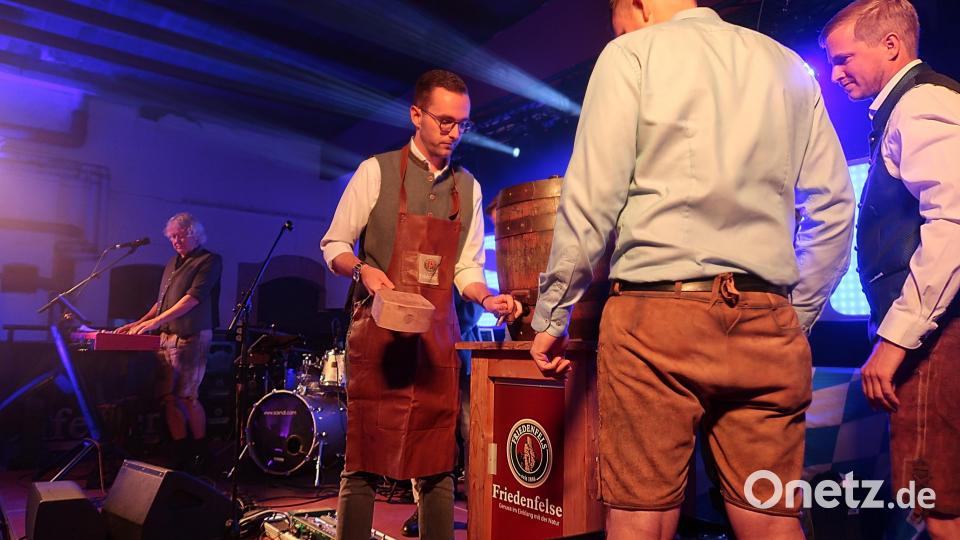 Zwei Hammerschläge benötigte Bürgermeister Adrian Käß beim Anzapfen am Doppelgeburtstag „140 Jahre Schlossbrauerei Friedenfels“, verbunden mit dem 40. Herbstfest und dem 40. Bierwandertag. Bild: Bernhard Schultes