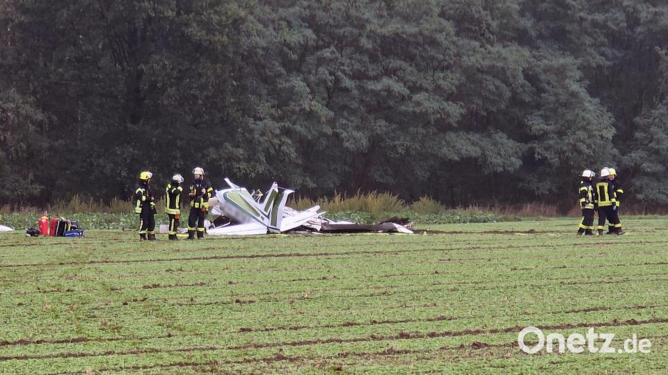Die Feuerwehr war am Vormittag rund um das Wrack eines abgestürzten Kleinflugzeugs im Einsatz. Bild: Uwe Heldens/dpa
