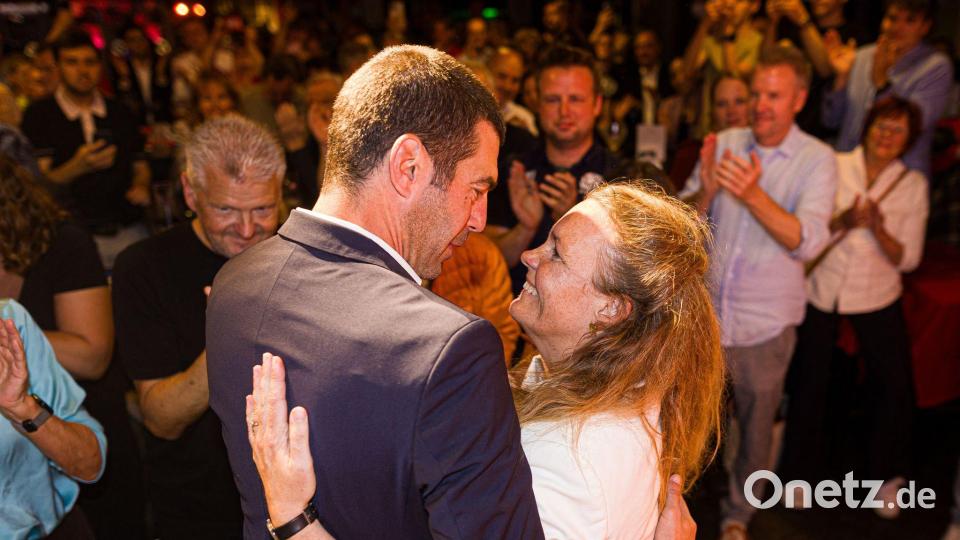 Die SPD-Kandidaten von der Ohe (links) und Bender ziehen in die Stichwahl um die Ämter des Oberbürgermeisters und des Regionspräsidenten von Hannover ein. Bild: Moritz Frankenberg/dpa