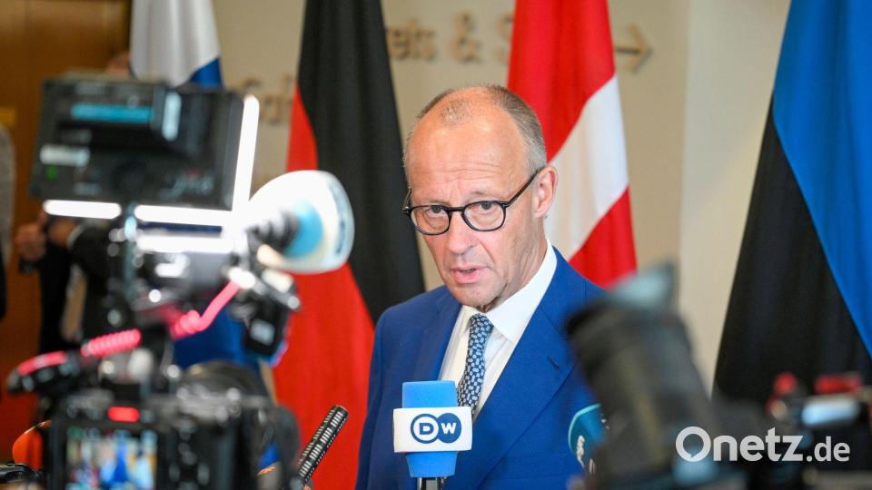 Vor den Fragen der Journalisten wendet sich der Kanzler ab. Bild: Jouni Porsanger/Lehtikuva/AP/dpa