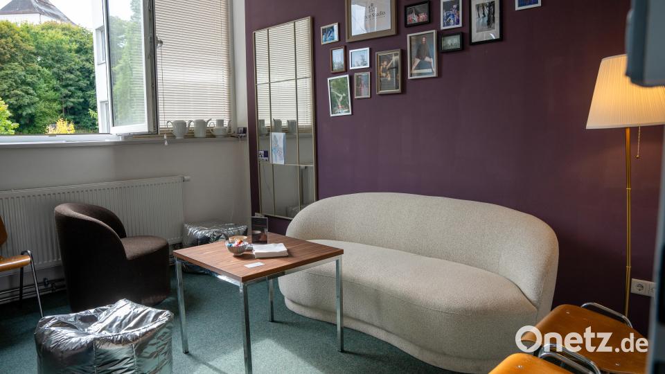 In dem kleinen Raum, der einst als Büro diente und heute ein gemütlicher Aufenthaltsraum ist, stehen Kaffeekannen aus Porzellan. Sie erinnern an die Zeit, in der in der Fabrik noch Haushalts- und Hotelporzellan hergestellt wurde. Bild: Erik Glaubitz