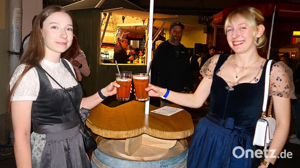 Nicht nur auf den Bierbänken, sondern auch an vielen bereitgestellten Stehtischen und kleinen Verweilorten in und an der Brauerei feierten Gäste und Besucher das Jubiläum der Schlossbrauerei. Bild: Bernhard Schultes