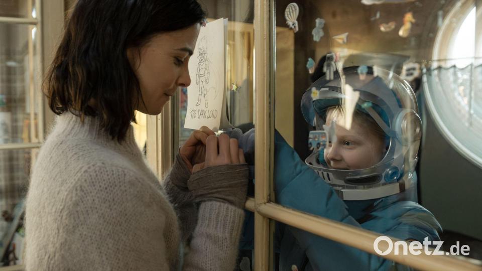 Die Tochter trägt draußen einen selbstgebastelten Raumanzug, durch den keine Luft dringen darf. (Handout) Bild: Armands Virbulis/ZDF/dpa