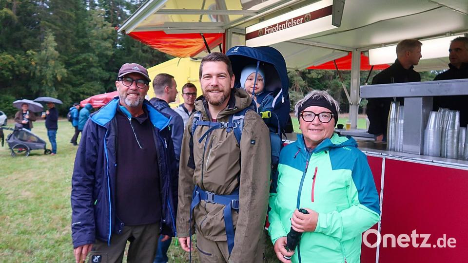 Vom Opa bis zum Enkel: Am Bierwandertag der Schlossbrauerei Friedenfels beteiligten sich auch in diesem Jahr trotz miesen Wetters Generationen. Bild: Bernhard Schultes