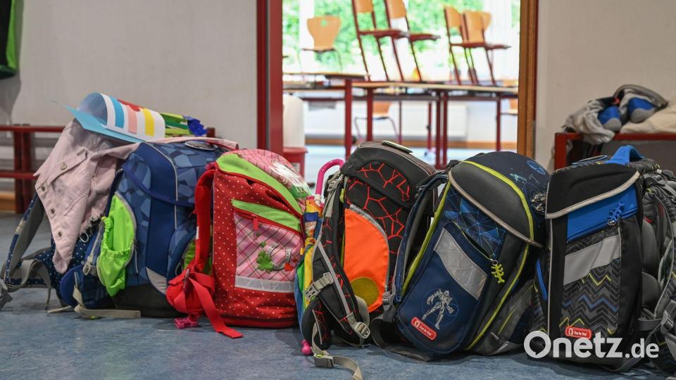 Schulranzen, Sportzeug, Sonnenschutz, Brotzeit - gerade am Anfang schafft der Nachwuchs es nicht ohne Hilfe. (Symbolbild). Bild: Arne Dedert/dpa