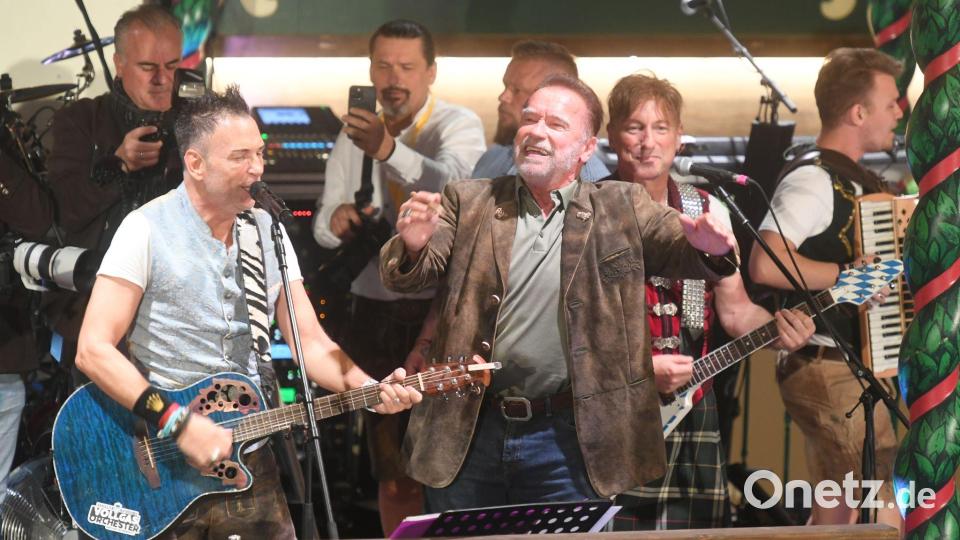 Die Wiesn bringt auch prominente Dirigenten hervor - wie hier Arnold Schwarzenegger (Archiv). Bild: Felix Hörhager/dpa