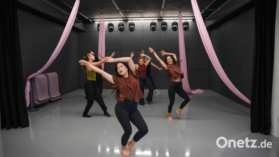 Beim Contemporary (zeitgenössischer Tanz) in der "Idance-Fabrik" in Windischeschenbach wird aus Bewegung Energie. Die Tanzlehrerinnen Alina Subbotina (vorne) und Aliia Pushilinia (rechts) geben den Kurteilnehmerinnen Raum für ihren eigenen Ausdruck. Bild: Erik Glaubitz