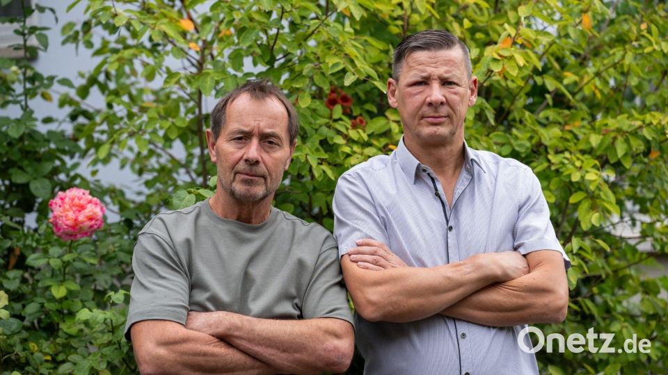 Walter Reininger (l) und Volker Schmitt bekamen die Courage-Medaille für ihr Eingreifen bei einer Messerattacke Bild: Pia Bayer/dpa