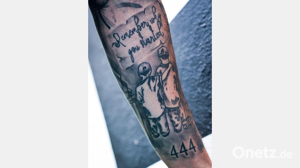 Die Brüder Mario und Luka Vuskovic als Tattoo verewigt auf dem Unterarm von Luka. (Archivbild) Bild: Christian Charisius/dpa