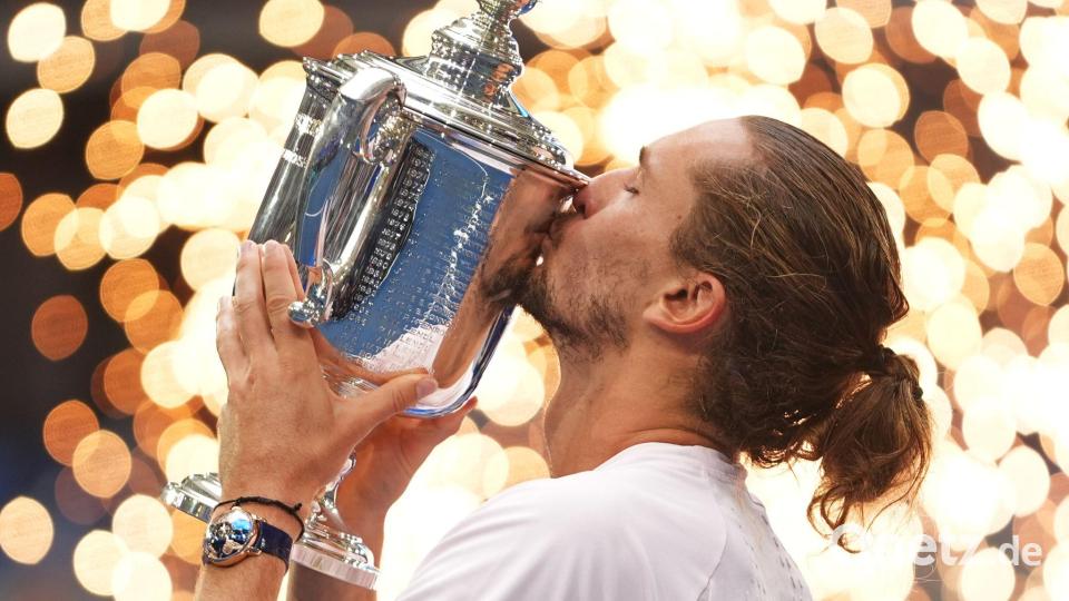Alexander Zverev küsst die Trophäe, nachdem er das Finale bei den US Open gewonnen hat. Bild: Frank Franklin II/AP/dpa