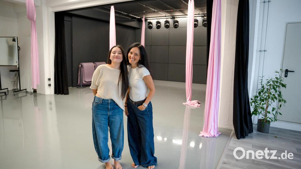 "Bewegung ist Leben" ist das Motto von Alina Subbotina (links) und ihrer Mutter Aliia Pushilina. Die ausgebildeten Tänzerinnen möchten in ihrem Tanzstudio in der ehemaligen Porzellanfabrik in Windischeschenbach jedem ermöglichen zu tanzen. Bild: Erik Glaubitz