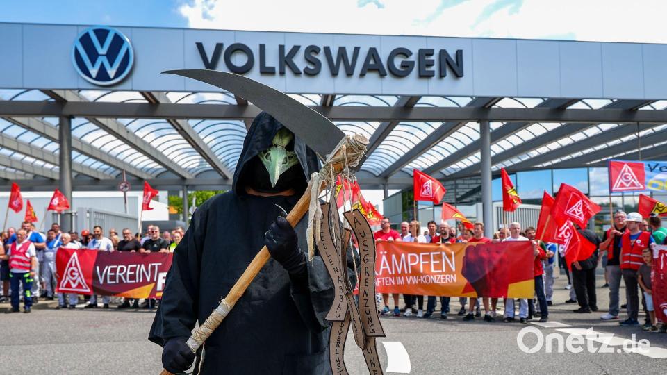Viele Beschäftigte bei Autoherstellern und Zulieferern bangen um ihre Jobs. Bei Volkswagen ist die Zukunft von vier ganzen Autofabriken ungewiss. (Archivbild) Bild: Jan Woitas/dpa