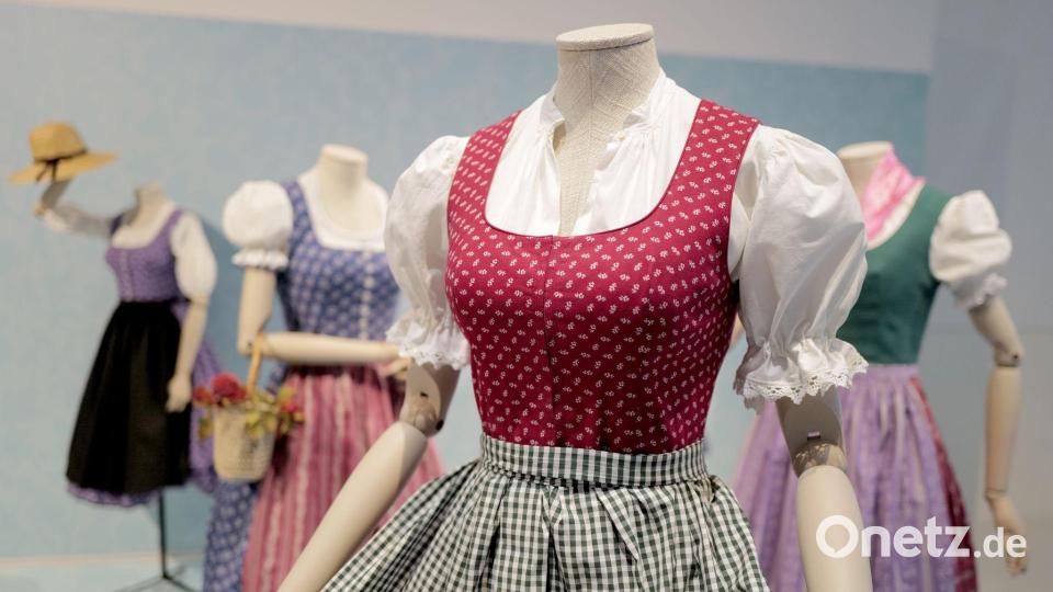 Das Staatliche Textil- und Industriemuseum in Augsburg hat 2025 Dirndl aus verschiedenen Epochen gegenübergestellt. (Archivbild) Bild: Ulf Vogler/dpa