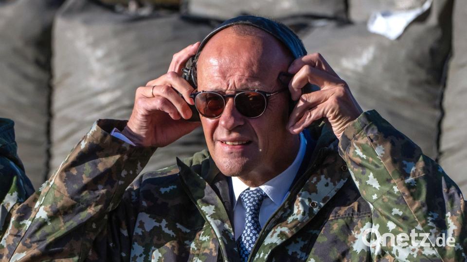 Bundeskanzler Friedrich Merz (CDU) besucht den Luftwaffenstützpunkt Lapland Air Wing und beobachtet die Vorführung eines F/A18 Hornet Jets vor Beginn des Arktis Gipfels. Bild: Michael Kappeler/dpa