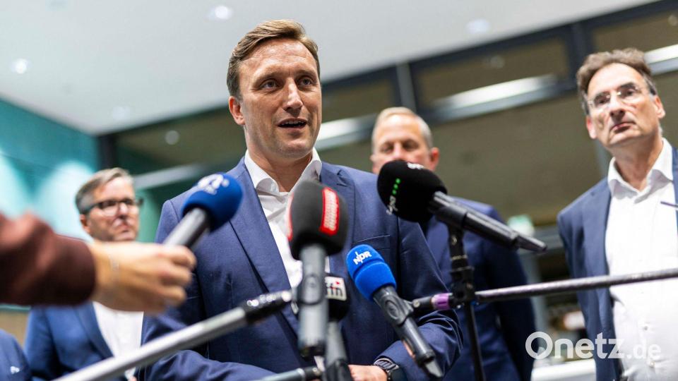 Sebastian Lechner (M), Landesvorsitzender der CDU Niedersachsen, spricht während eines Pressestatements im Haus der Region. Bild: Michael Matthey/dpa