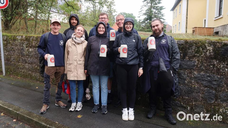 Ein Jubiläums-Bierkrug wartete auf die Wanderer am Ende ihrer 8,5 Kilometer langen Tour. Bild: Bernhard Schultes