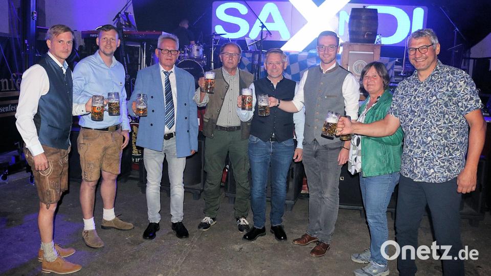 Von links: Brauereibesitzer Fabian Kern, Braumeister Norbert Vogt, Brauereibesitzer Karlheinz Mohr, Mitarbeiter Helmut Radimerski, Landtagsabgeordneter Tobias Reiß sowie die Bürgermeister von Friedenfels, Adrian Käß, Lisa Rauh und Uwe Heider. Bild: Bernhard Schultes