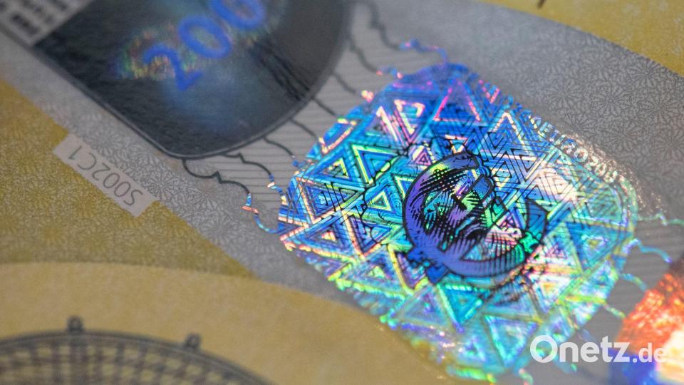 Notenbanken entwickeln regelmäßig neue Banknotenserien mit neuen Sicherheitsmerkmalen, um Kriminellen das Handwerk zu erschweren. (Archivbild) Bild: Boris Roessler/dpa