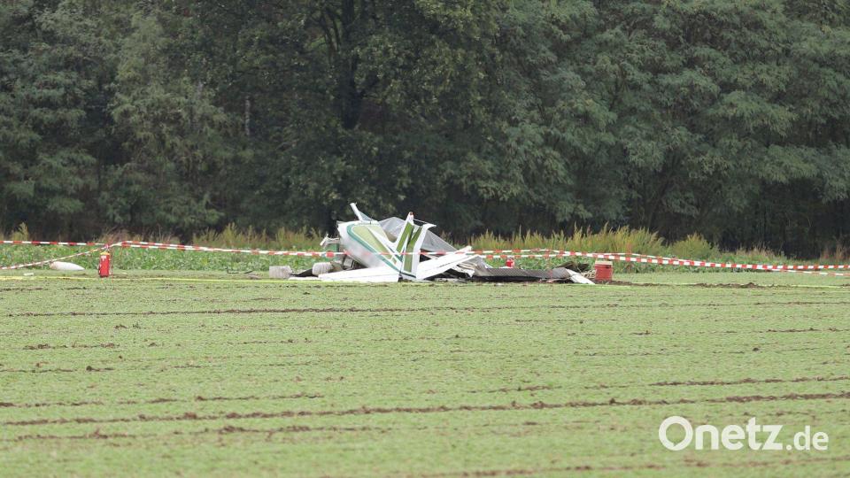 Die dreiköpfige Besatzung der Maschine überlebte den Absturz nicht. Bild: -/dpa