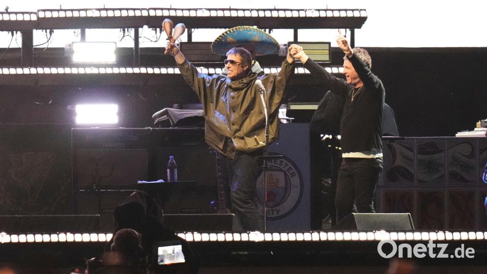Ein nach wie vor ungewohntes Bild: Liam und Noel Gallagher Hand in Hand auf der Bühne. (Archivbild) Bild: Eduardo Verdugo/AP/dpa